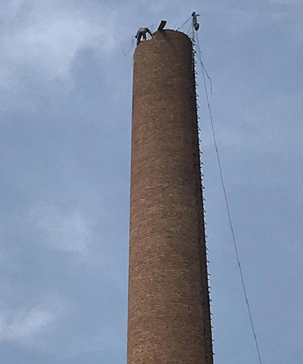 石家庄放倒拆除水泥烟囱