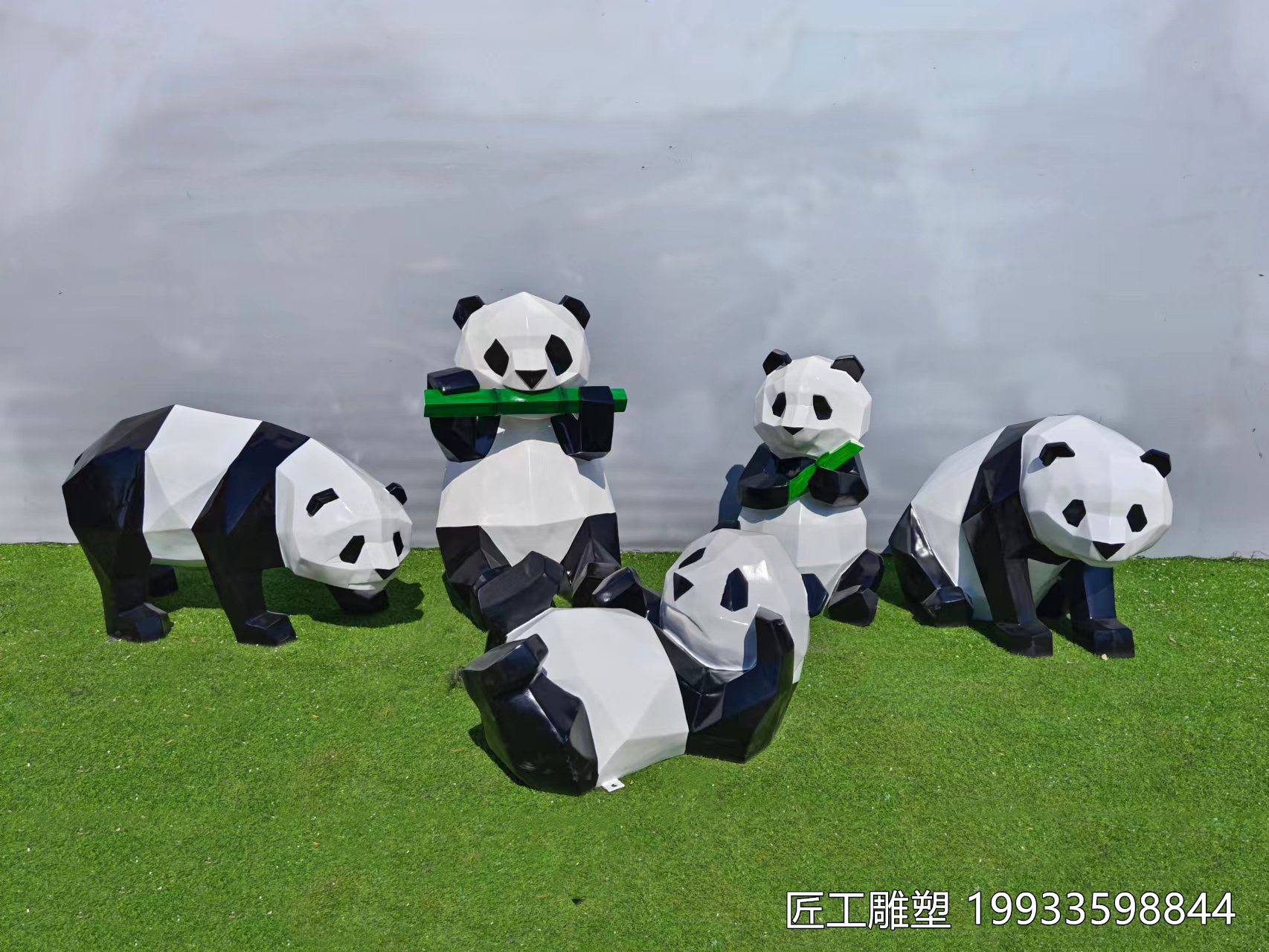 几何玻璃钢熊猫雕塑缩略图