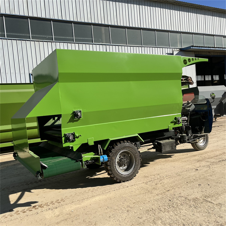 牛羊场饲料投料车25马力撒料车 养牛3立方喂牛车