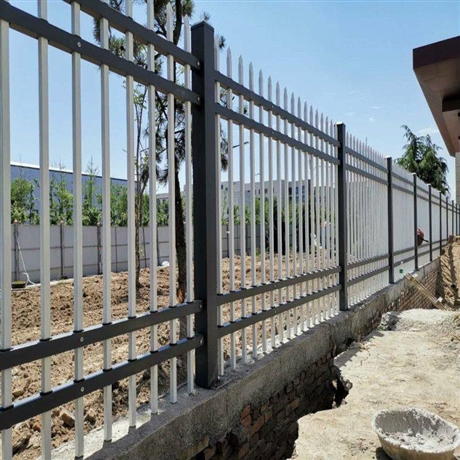 新疆烤漆铁围栏采用喷塑处理  哈密方管围栏厂家