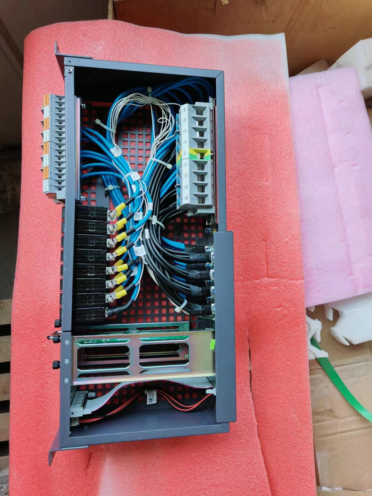  华为网络机柜 前维护机柜配电盒 H51E1PDBB
