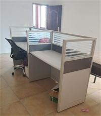 宽敞电脑桌：提供更大的工作空间，提升效率