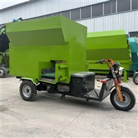 养牛草料撒料车 小型单侧出料喂牛车 三轮电启动饲喂车