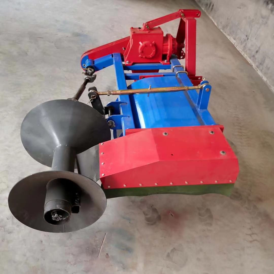 水稻田筑埂,有四轮拖拉机后悬挂利用传动轴带