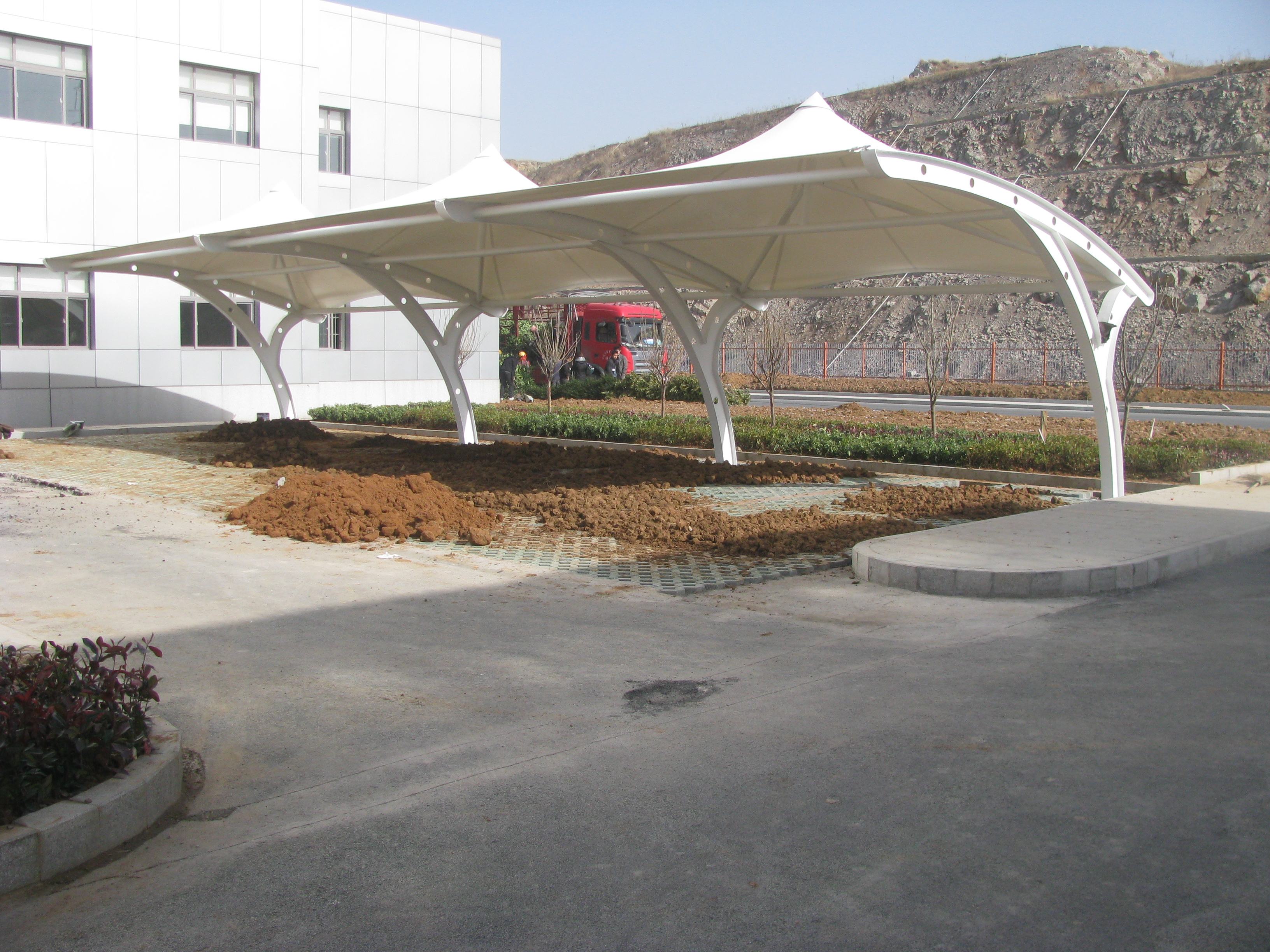 好的车棚膜结构不仅能满足基本遮阳,防雨需求,还能提供美观的外观设计