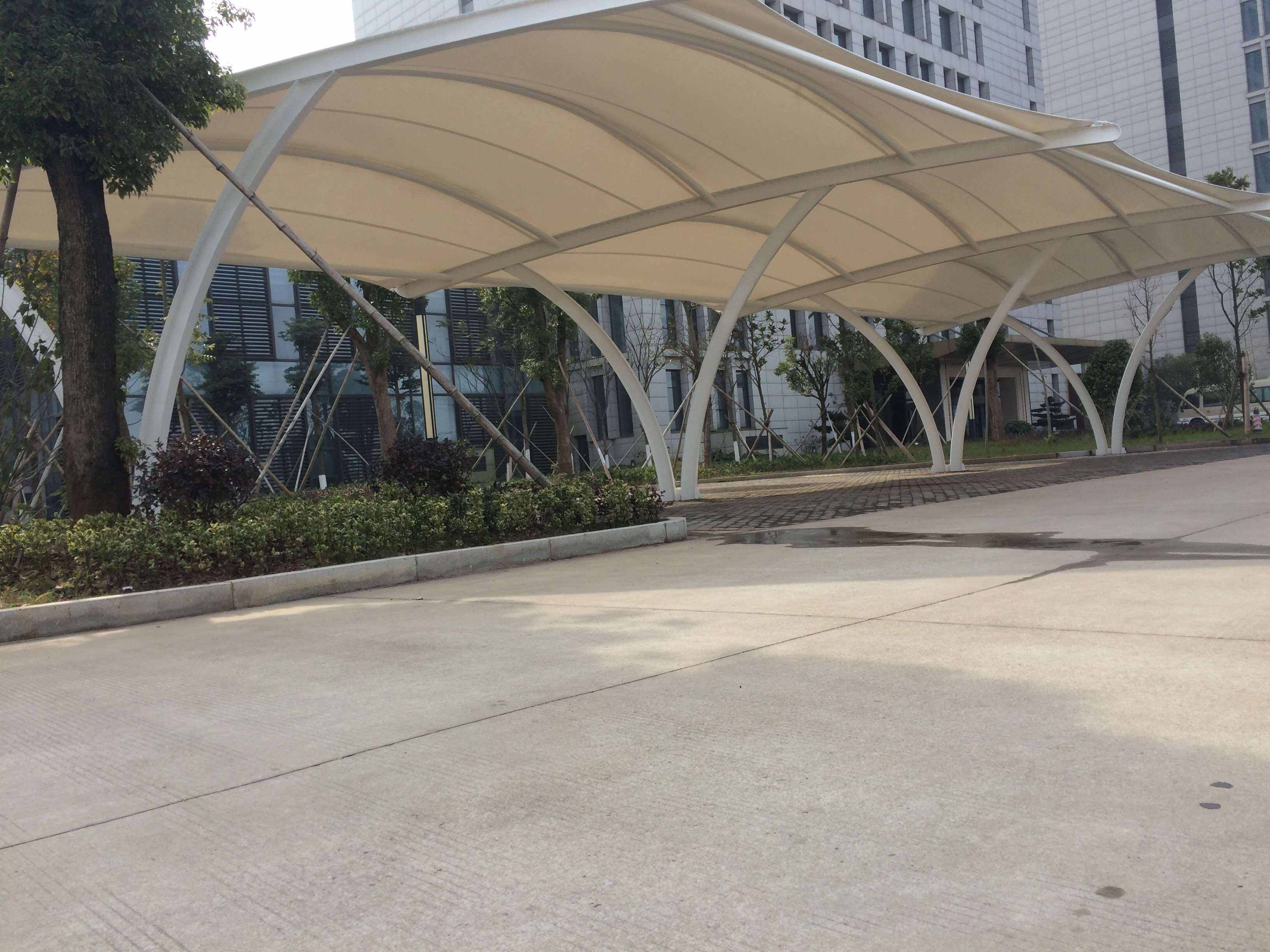 辽阳张拉膜自行车棚价格 汽车简易停车棚款式尺寸