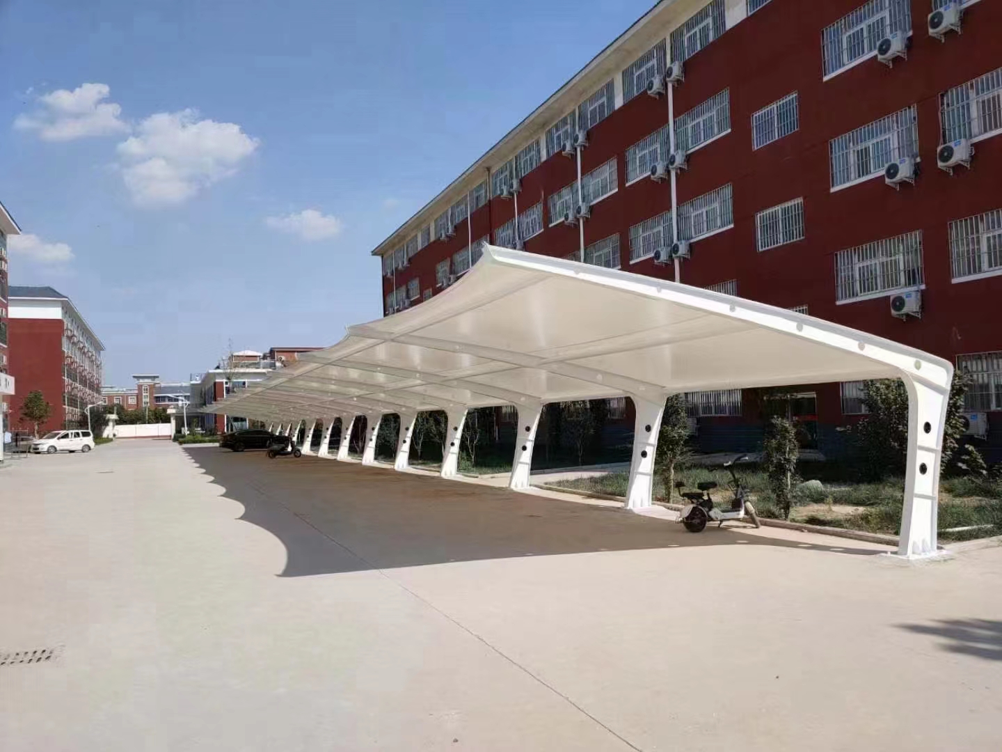 随州膜结构汽车停车棚 白色钢架汽车车棚供应商