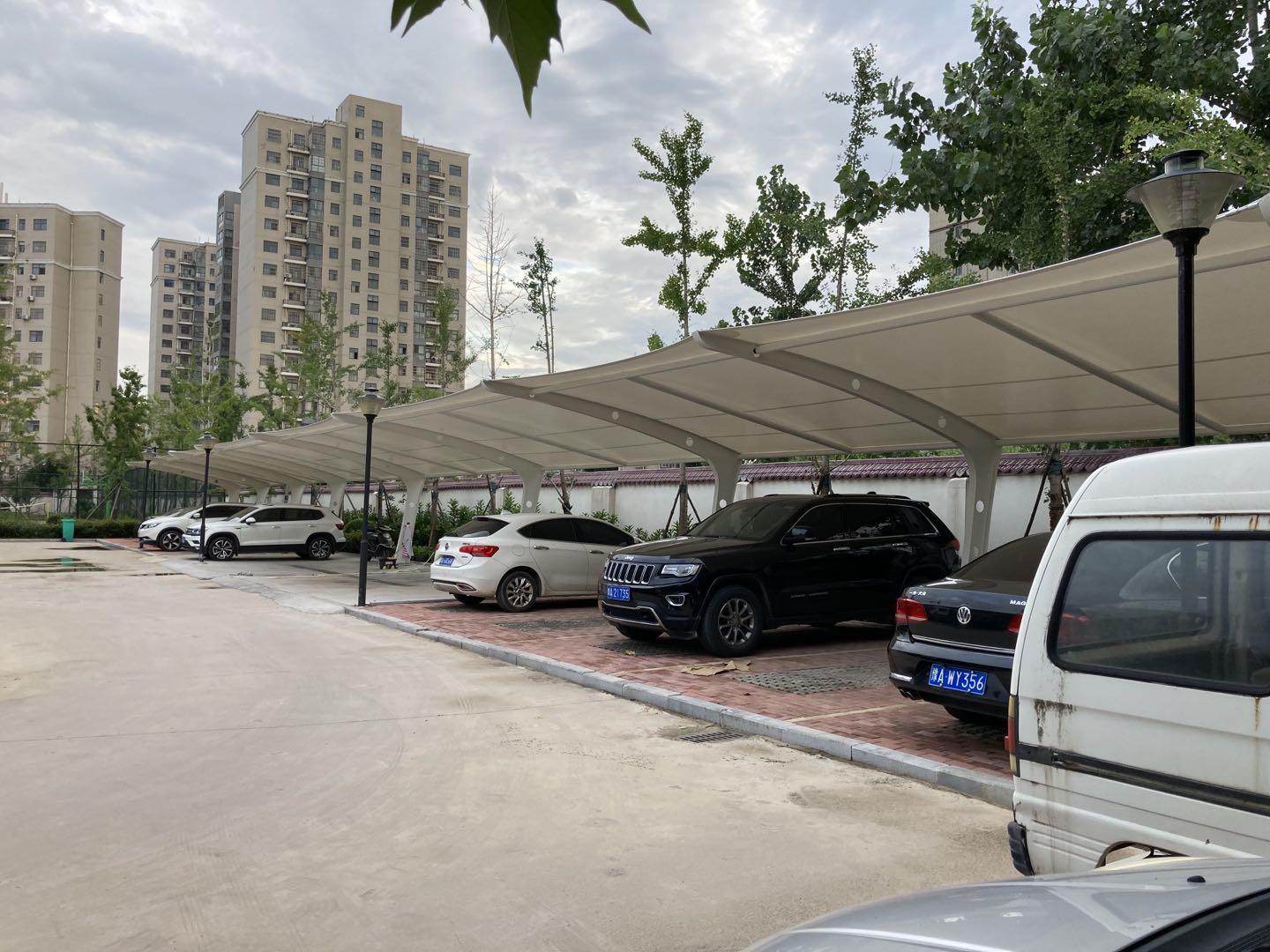 伊春膜结构汽车停车棚 白色钢架汽车车棚价格透明