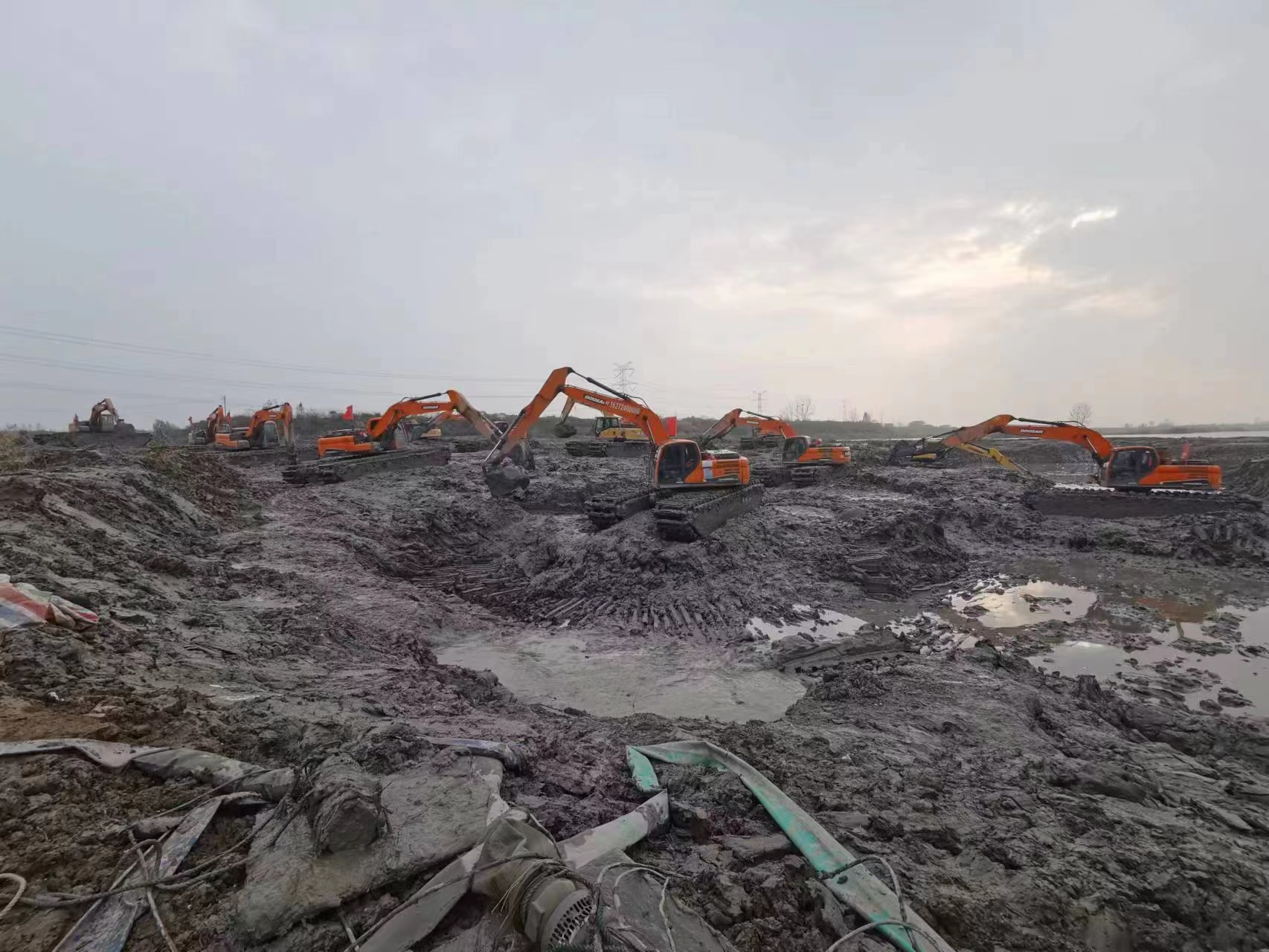 连云港浮船水陆挖机河道清淤湿地