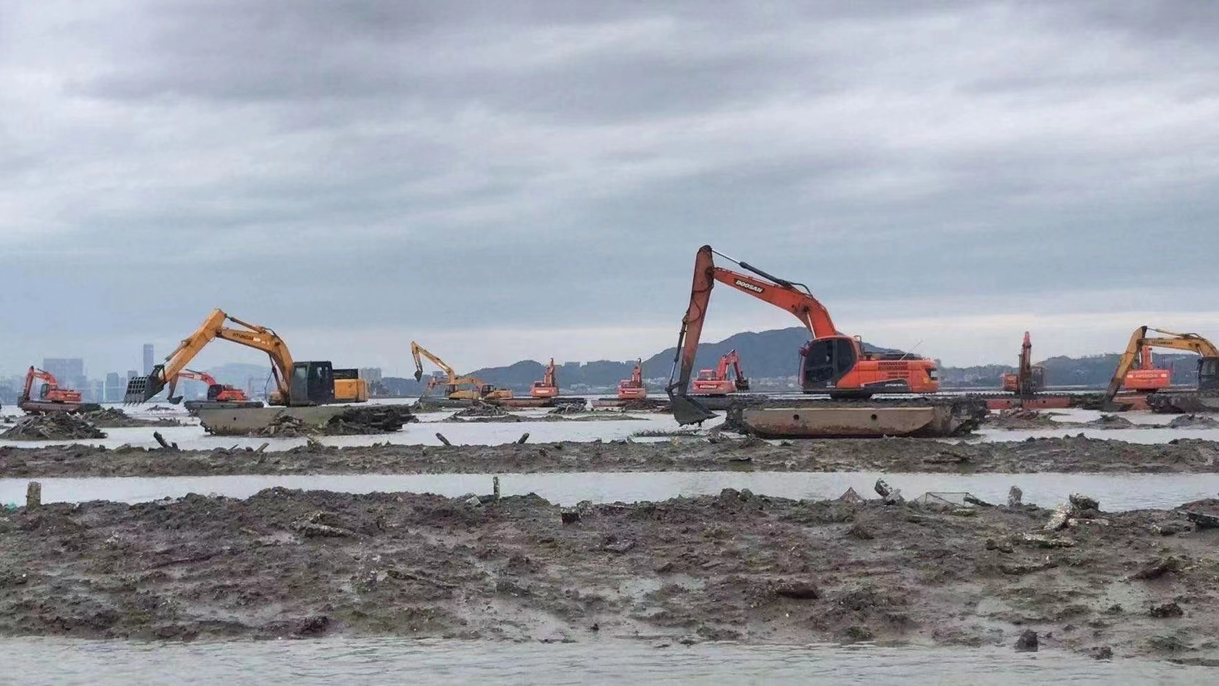 邯郸周围浮箱式两用挖掘机湿地