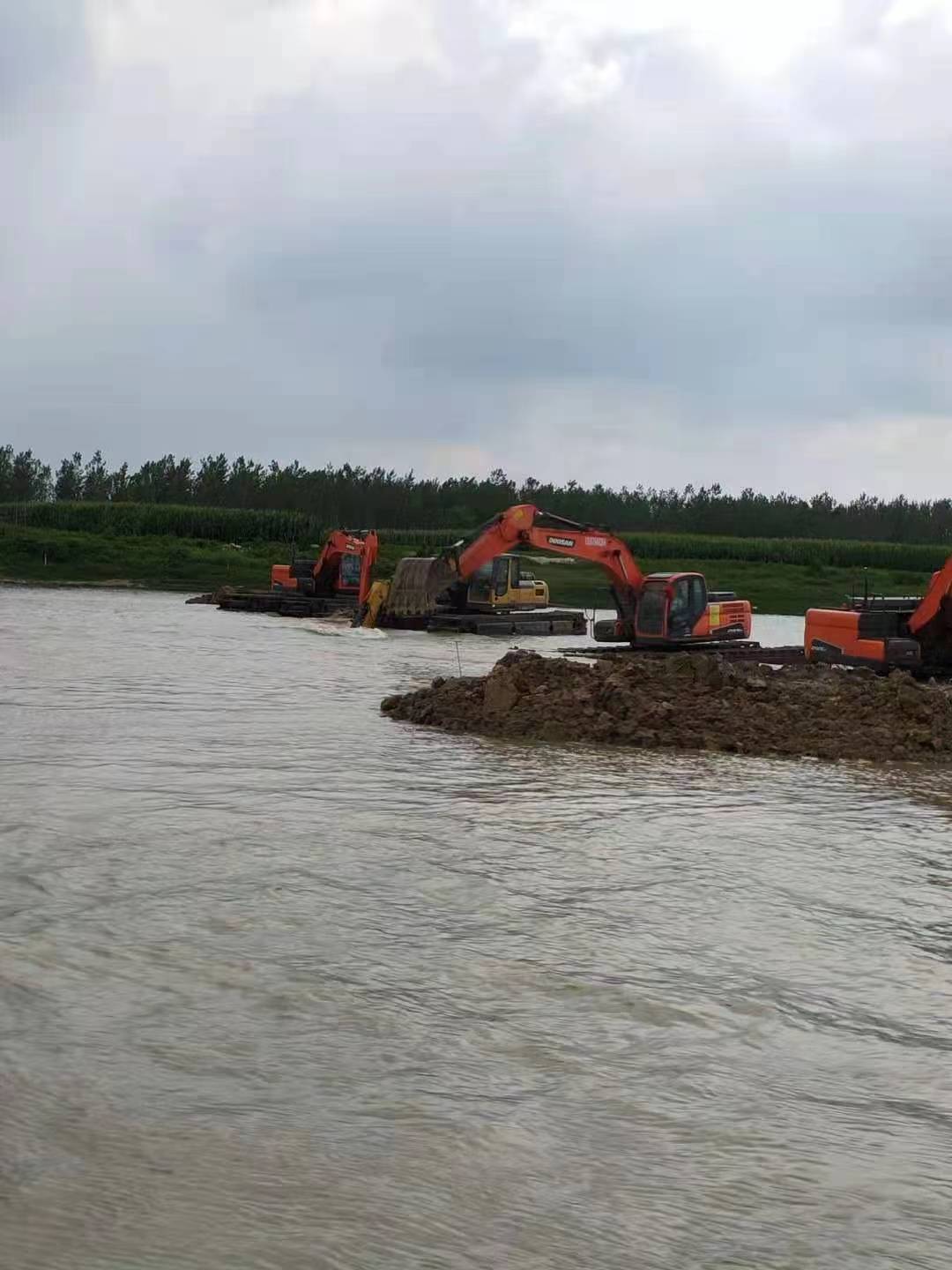 鹰潭河道清淤水上打桩挖机出租价钱