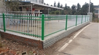 青岛锌钢草坪护栏 厂区院子安全围栏 热镀锌防护栏杆 铁艺阳台护栏