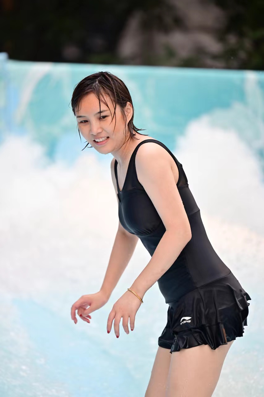 戶外景區(qū)沖浪