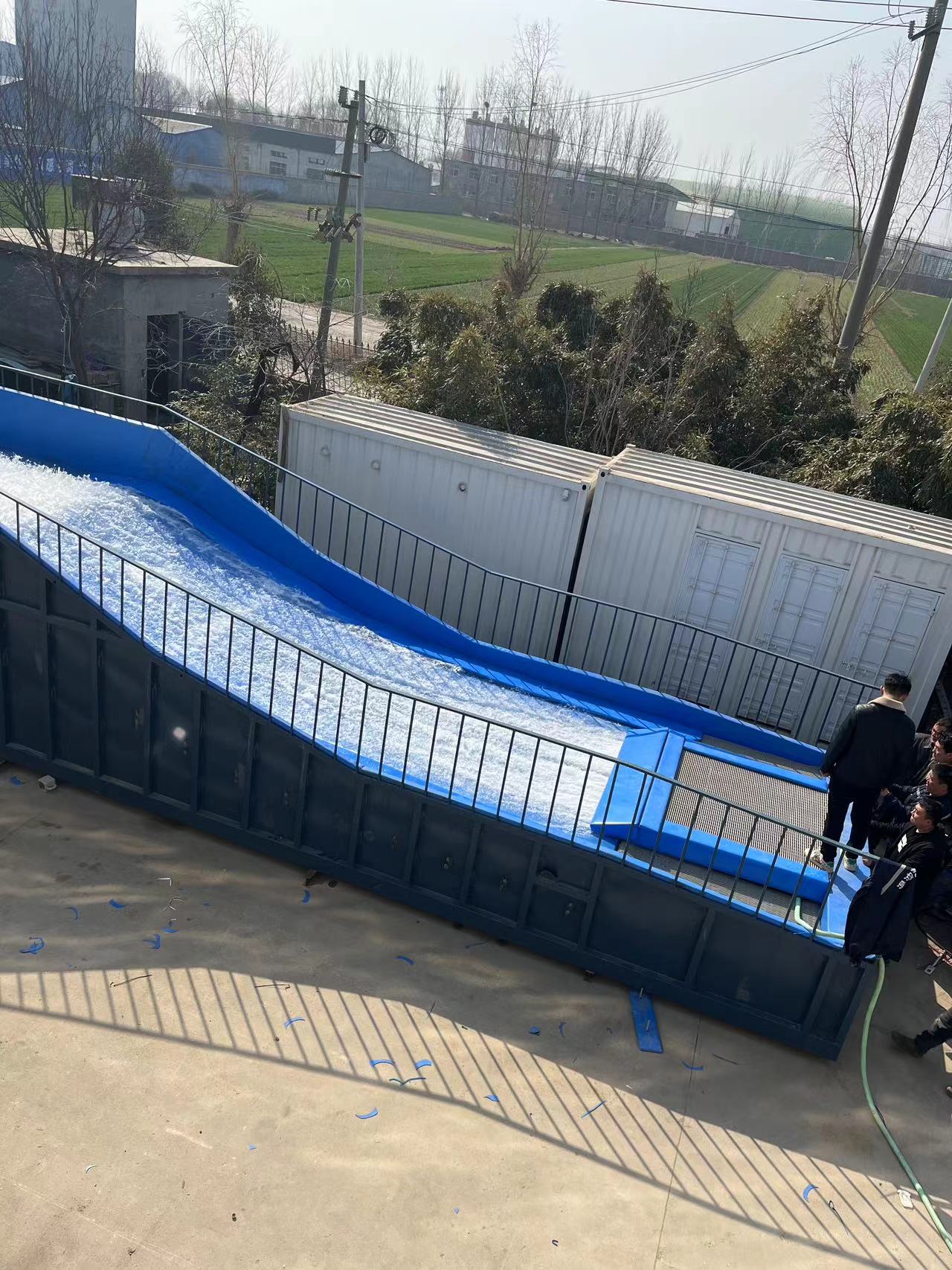 戶外景區(qū)沖浪