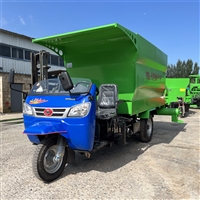 养牛青储撒料车 牛羊草料双侧喂料车 电动小型饲料投料车