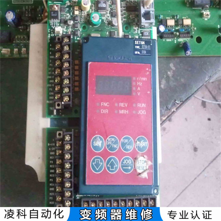 SEEKA变频器上电就跳闸维修上电键盘无显示