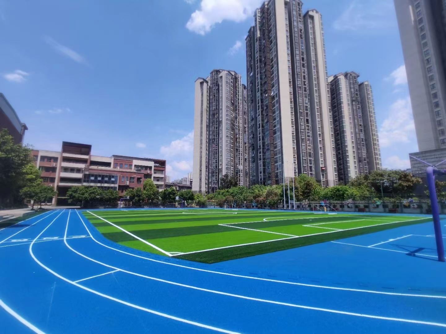 惟上学校彩色操场跑道包工包料13mm厚透气型塑胶体育场地地胶(图1)