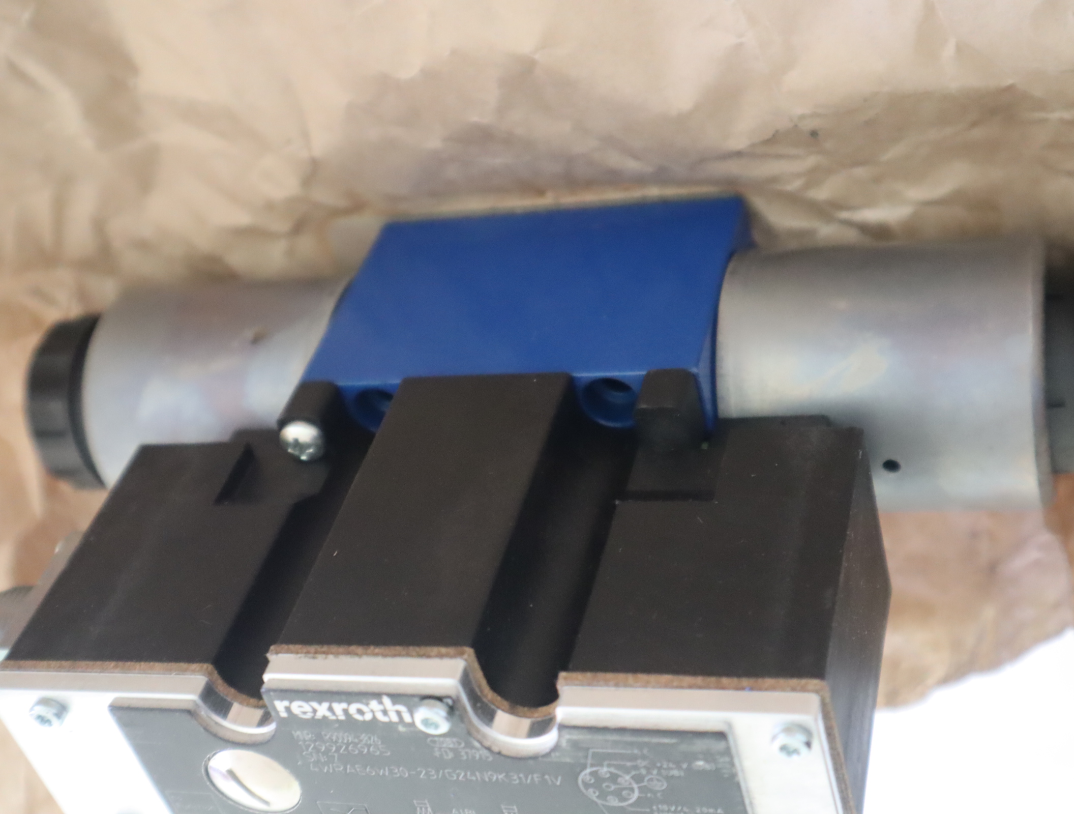 R900943826 4WRAE6W30-20/G24N9K31/F1V 德国力士乐REXROTH比例阀