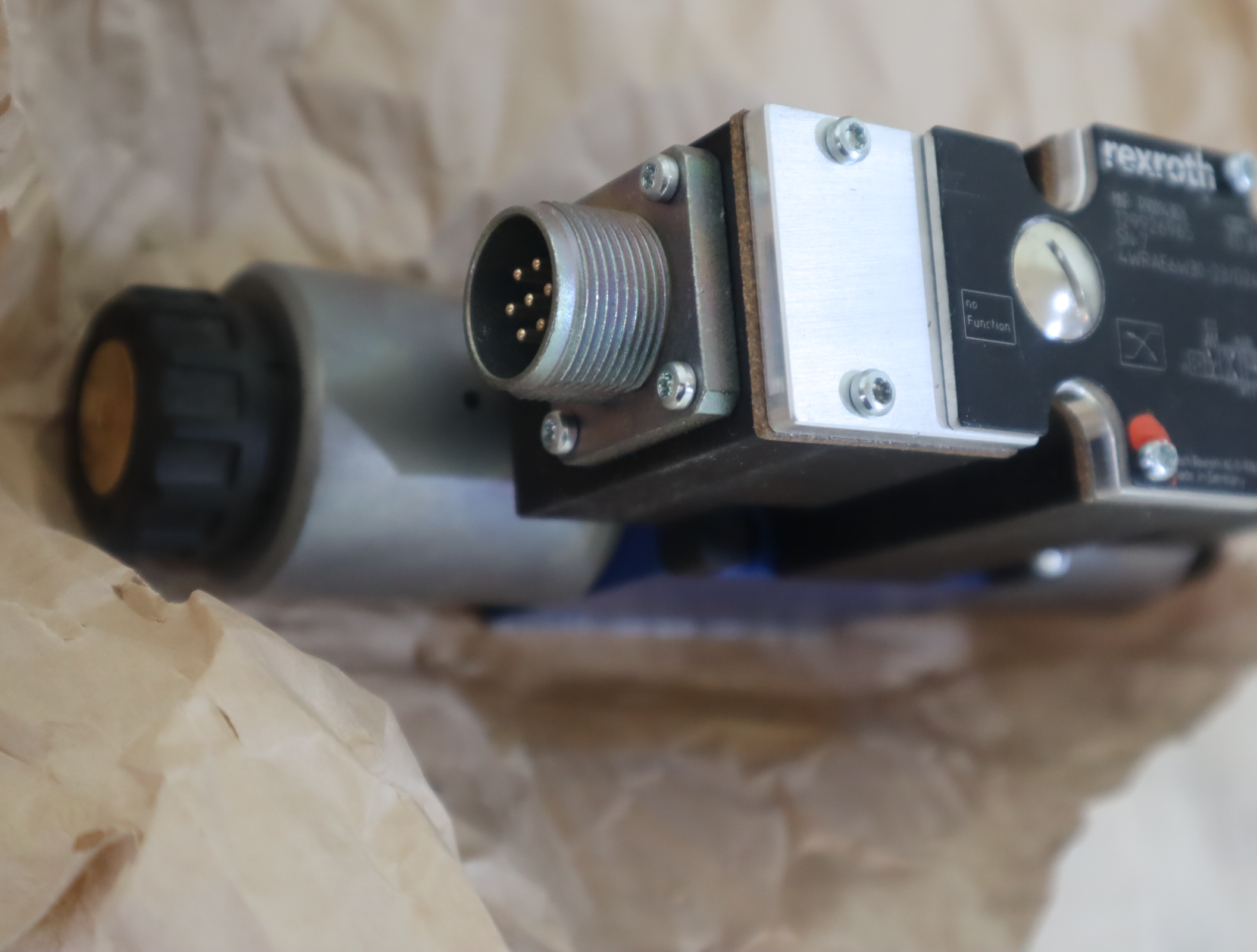 R900943826 4WRAE6W30-20/G24N9K31/F1V 德国力士乐REXROTH比例阀